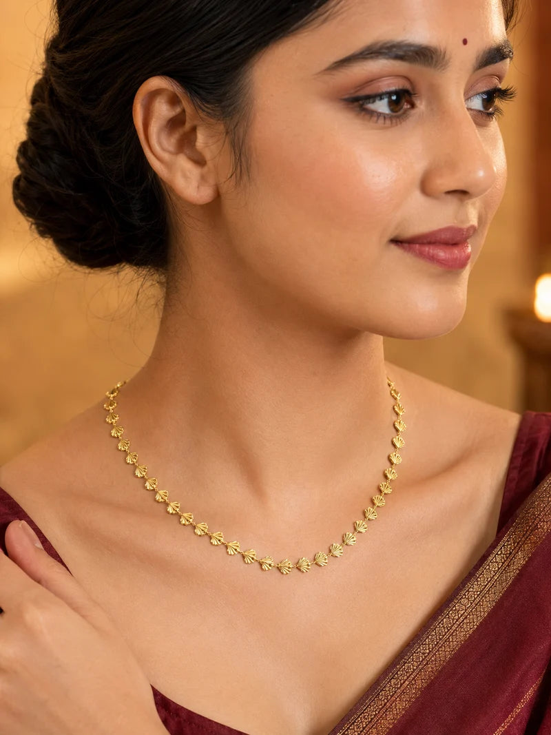 Gold-Tone Artificial Shell Design Chain Necklace